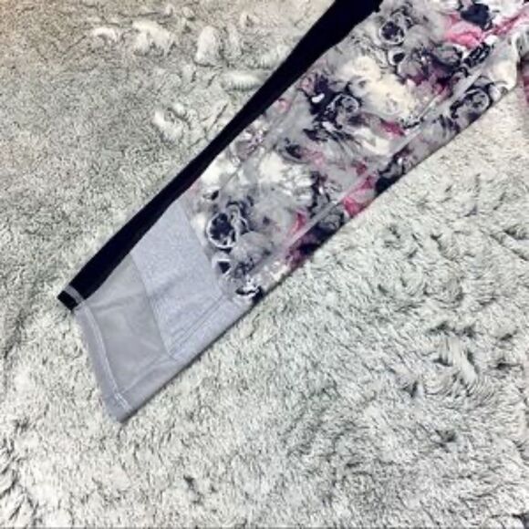 ✨Lululemon If You're Lucky Crop ~size 6~✨ - Picture 3 of 8